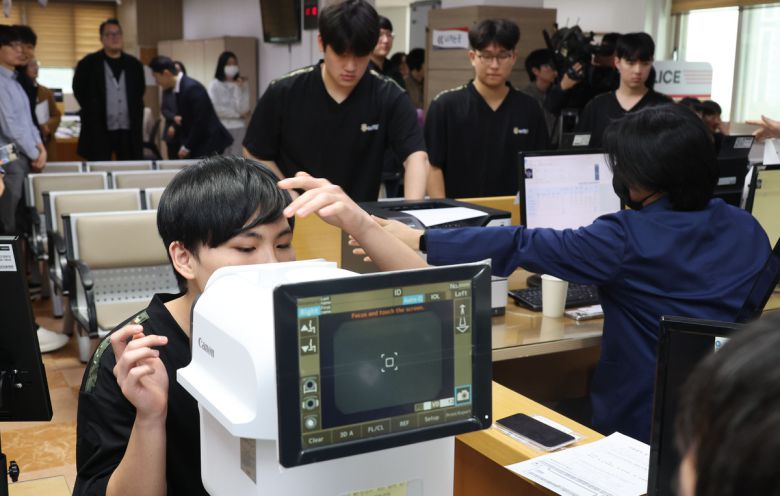 2026년 병역판정검사가 시작된 15일 영등포구 신길동 서울지방병무청에서 병역판정 대상자들이 시력 검사를 하고 있다.