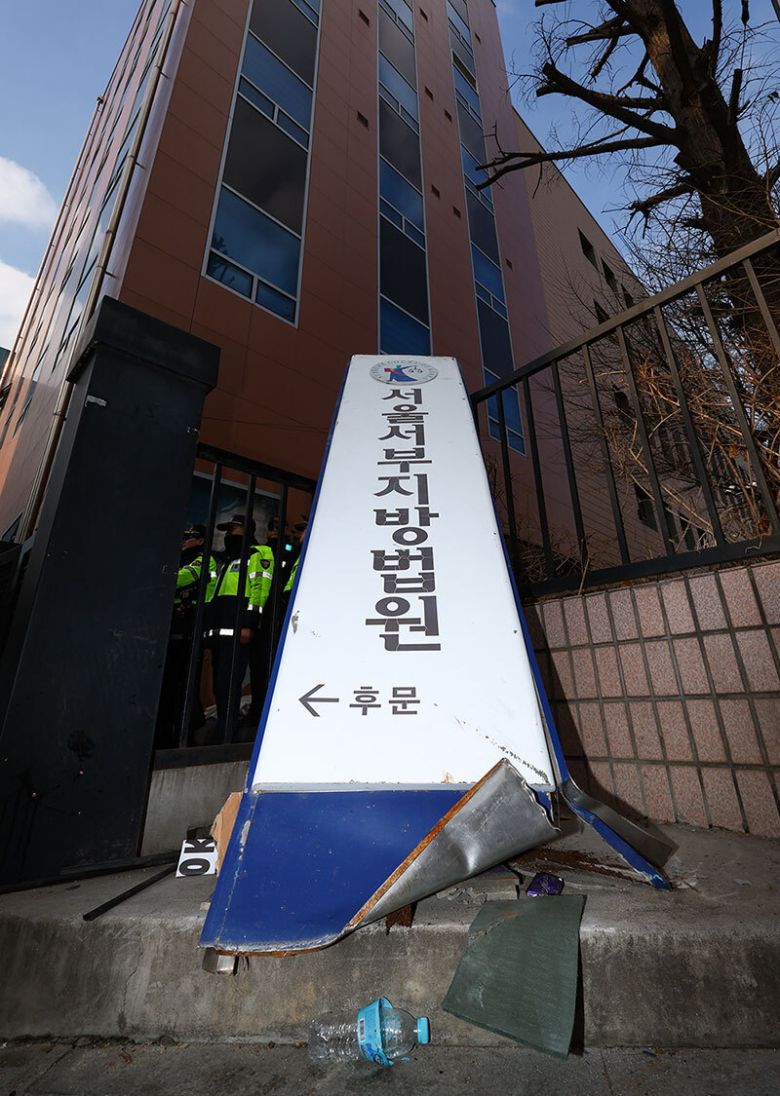 지난 2025년 1월 19일 윤석열 대통령 지지자들의 폭력 사태가 벌어진 서울 마포구 서울서부지방법원의 현판이 파손돼 있다. 뉴시스