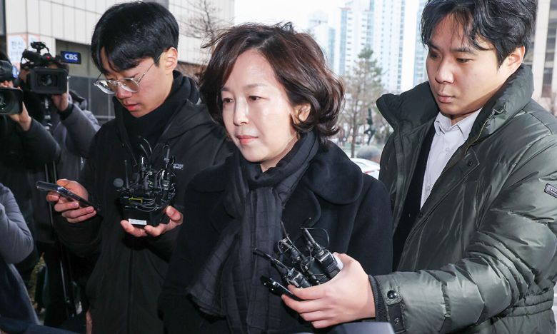 김경, 2차 경찰 출석 ‘1억원 공천 헌금’ 의혹을 받는 김경 서울시의원(가운데)이 15일 서울 마포구 서울경찰청 공공범죄수사대에서 피의자 신분으로 경찰 조사를 받기 위해 들어서고 있다. 뉴스1