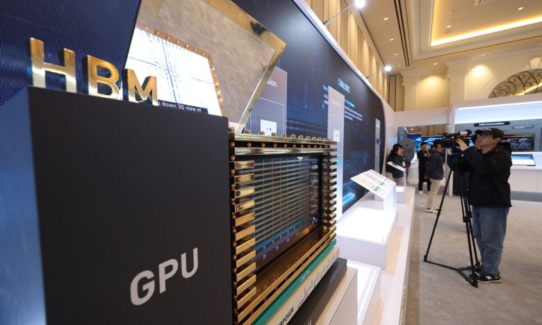 지난 8일(현지시간) 미국 라스베이거스에서 열린 세계 최대 전자·정보기술(IT) 박람회 ‘CES 2026’에 참가한 SK하이닉스 부스에 HBM4 모형이 전시돼 있다. 라스베이거스=연합뉴스