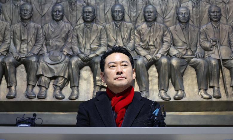 “민주당 무도함 알릴 것” 국민의힘 장동혁 대표가 15일 국회에서 더불어민주당에 ‘통일교·공천뇌물 의혹’ 관련 특검법 수용을 촉구하는 단식 농성에 돌입한 뒤 생각에 잠겨 있다. 장 대표는 “특검법을 거부하고 있는 민주당의 무도함이 제 단식을 통해 국민들께 전달되기를 바란다”고 말했다. 허정호 선임기자