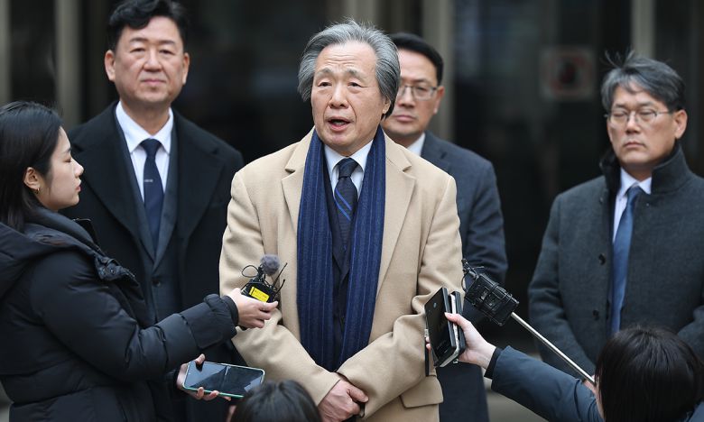 정기석 국민건강보험공단 이사장이 15일 서울 서초구 서울중앙지방법원에서 주요 담배회사들을 상대로 제기한 대규모 손해배상 청구 소송 2심 패소에 대해 발언하고 있다. 연합뉴스