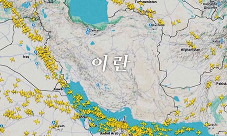 불똥 튈라… 텅 빈 이란 하늘 14일(현지시간) 항공추적 사이트 ‘플라이트레이더24’의 중동 지역 지도에 이란 지역이 아무런 표시도 돼 있지 않은 깨끗한 상태로 남아있다. 이란 당국이 이날 허가를 받은 일부 국제선 항공편을 제외한 모든 항공편에 대해 영공을 수시간 동안 일시 폐쇄한 데 따른 영향이다. 노란색 비행기 표시가 빼곡한 주변국과 비교된다. 이란은 ‘공중임무’를 이유로 들었지만, 마침 미군이 중동 최대 기지인 카타르의 알우데이드 공군기지의 일부 인력에 철수를 권고했다는 소식이 맞물리며 미국의 공격이 임박한 것 아니냐는 추측이 나왔다. 플라이트레이더24 제공