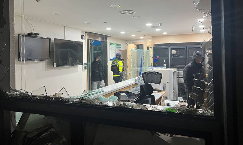 지난 2025년 1월 19일 새벽 윤석열 대통령에 대한 구속영장이 발부되자 서울 서부지법에 지지자들이 진입해 난동을 부리자 경찰이 진압에 나서고 있다. 뉴스1