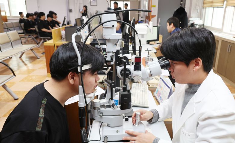 2026년 병역판정검사가 시작된 15일 영등포구 신길동 서울지방병무청에서 병역판정 대상자들이 시력 검사를 하고 있다.