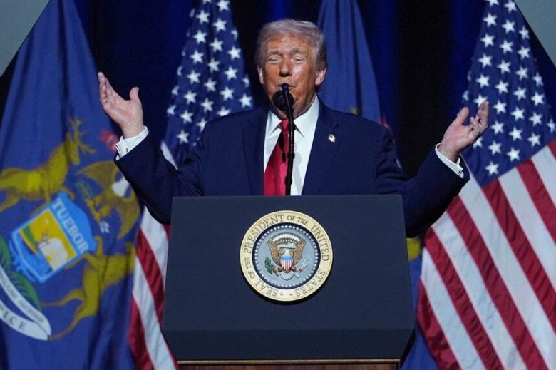 도널드 트럼프 미국 대통령이 지난 13일(현지 시간) 미국 미시간주 디트로이트의 모터시티 카지노 호텔에서 열린 디트로이터경제클럽 행사에서 연설하고 있다. 디트로이트=AP 뉴시스