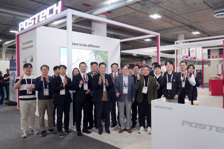 포스텍은 지난 6~9일까지 미국 라스베이거스에서 개최된 세계 최대 IT·가전 전시회 ‘CES 2026’에 참가한 가운데 기념촬영을 하고 있다. 포스텍 제공