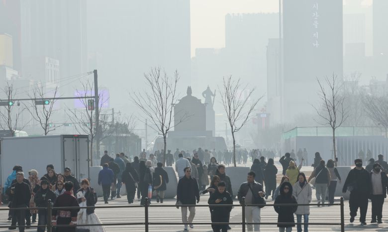 16일 서울 경복궁에서 바라본 서울 도심이 초미세먼지와 짙은 안개로 뿌옇게 보이고 있다. 서울시는 이날 오전 11시 기준 초미세먼지 주의보를 발령했다.올해 첫 초미세먼지 주의보 발령이다.