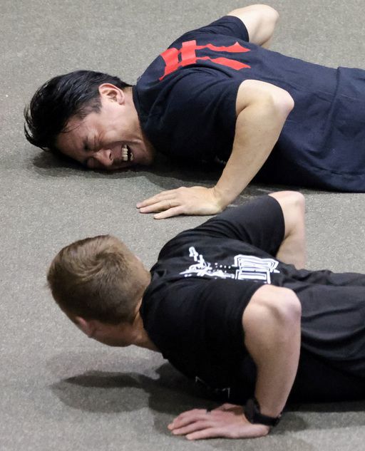 15일(현지시간) 미국을 방문한 고이즈미 신지로 방위상(위)이 미 육군 병사와 팔굽혀펴기를 하는 도중 지친 듯 가쁜 숨을 몰아쉬고 있다. 로이터연합뉴스