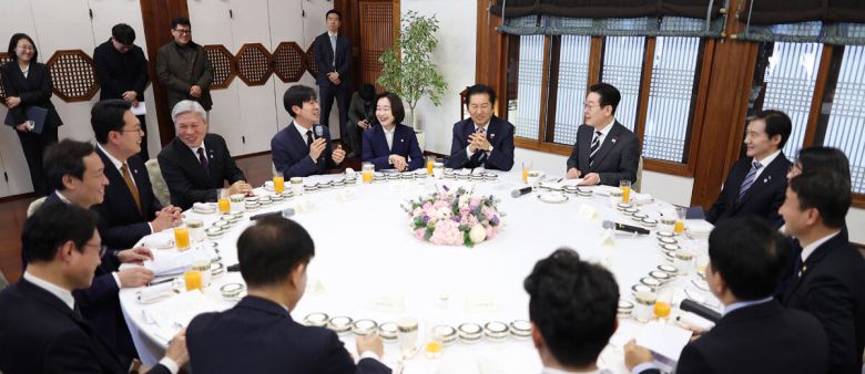 이재명 대통령이 16일 청와대 상춘재에서 열린 정당 지도부 초청 오찬에서 발언하고 있다. 뉴시스