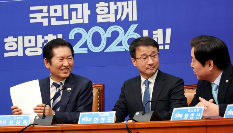 더불어민주당 정청래 대표가 16일 국회에서 제9회 전국동시지방선거 더불어민주당 클린선거 선포식을 마친뒤 열린 최고위원회의에서 한병도 원내대표, 황명선 최고위원과 대화하고 있다. 허정호 선임기자