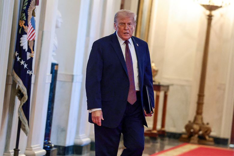 도널드 트럼프 미국 대통령이 15일(현지시간) 백악관에서 행사장으로 이동하고 있다. 로이터연합뉴스