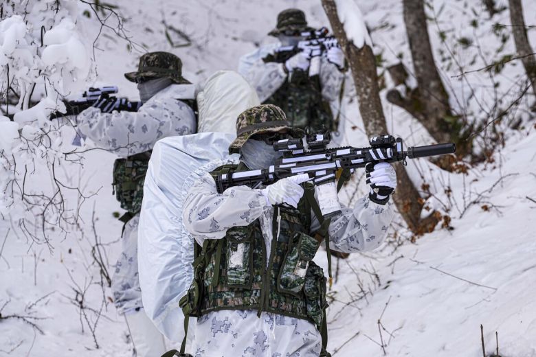 지난 14일 해병대 특수수색여단 장병들이 장병들이 설상 기동 및 은밀 침투 훈련 간 주위를 경계하며 이동하고 있다. 해병대 제공