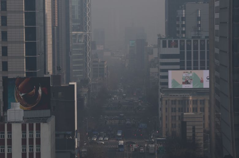 16일 서울 도심이 초미세먼지와 짙은 안개로 뿌옇게 보이고 있다. 서울시는 이날 오전 11시 기준 초미세먼지 주의보를 발령했다.올해 첫 초미세먼지 주의보 발령이다.