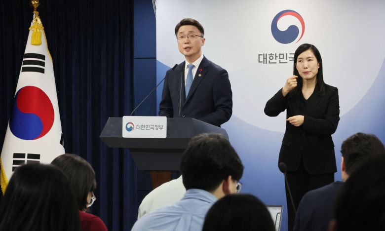 류제명 과학기술정보통신부 2차관이 15일 서울 종로구 정부서울청사에서 독자AI 파운데이션 모델 프로젝트 1차 단계평가 결과를 발표하고 있다. 연합뉴스