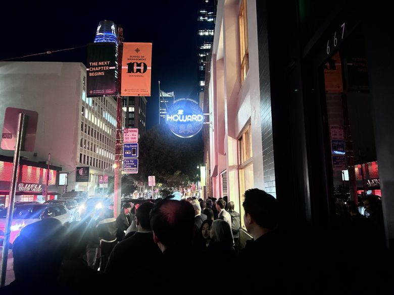 14일(현지시간) 미국 샌프란시스코 더 하워드(The Howard)에서 열린 ‘코리아 나이트 @JPM 2026’ 행사장에 들어가기 위해 참석자들이 줄을 서고 있다.