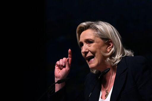 프랑스 극우 정당 RN 지도자 마린 르펜이 16일(현지시간) 마르세유에서 RN의 공천을 받아 출마한 마르세유 시장 후보를 지지하는 연설을 하고 있다. AFP연합뉴스