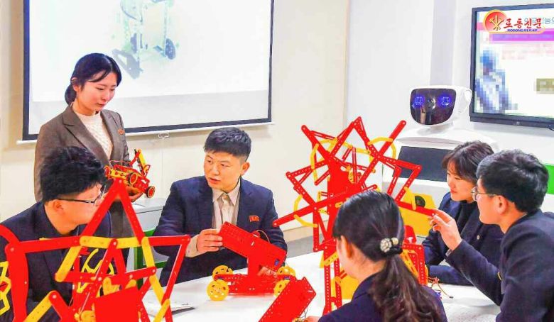 북한 노동당 기관지 노동신문은 13일 "현대 교육 발전 추세와 교육학적 요구에 맞게 교육 내용과 방법을 부단히 혁신할 데 대한 당의 뜻을 높이 받들고 평양교원대학의 교육자들이 로보트 교육 수준 제고를 위한 탐구에 지혜를 합쳐가고 있다"라고 보도했다.