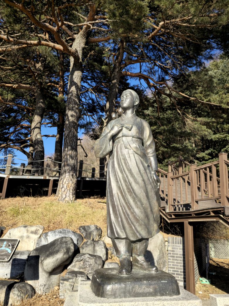 아우라지 처녀상.