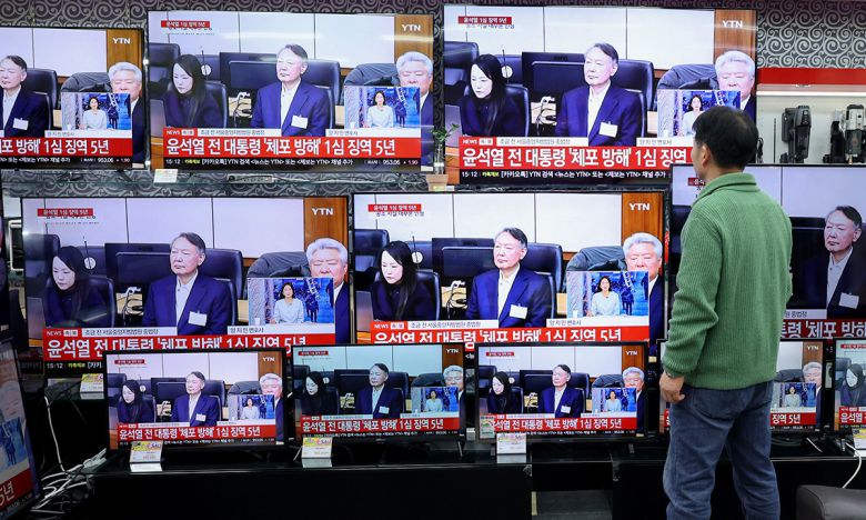 尹 “즉각 항소” 16일 서울 용산구 전자랜드 가전매장에 진열된 TV 화면에서 윤석열 전 대통령이 체포 방해 등 혐의로 징역 5년을 선고받았다는 자막이 나오고 있다. 윤 전 대통령 측은 이번 판결을 납득할 수 없다면서 즉각 항소하겠다고 밝혔다. 뉴시스