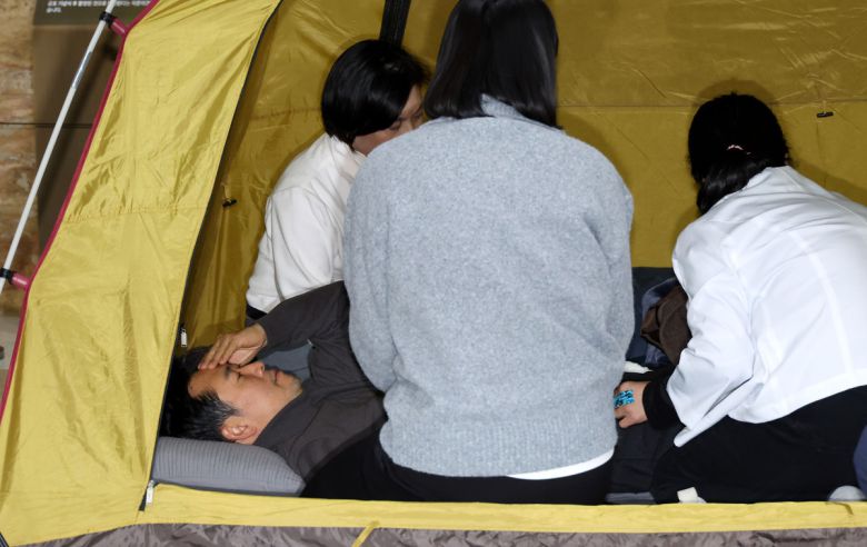 18일 서울 여의도 국회 로텐더홀에서 4일째 단식농성중인 국민의힘 장동혁 대표가 국회 의료진의 검진을 받고 있다.