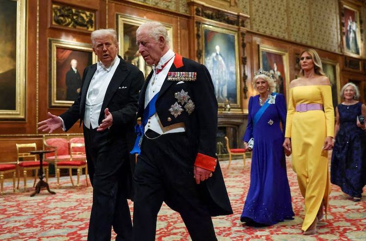 2025년 9월 영국을 국빈 방문한 도널드 트럼프 미국 대통령 부부가 런던 교외 윈저성에서 찰스 3세 영국 국왕 부부의 안내로 국빈 만찬장을 향해 이동하고 있다. 왼쪽부터 트럼프, 찰스 3세, 커밀라 왕비, 멜라니아 트럼프 여사. 로이터연합뉴스