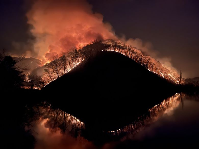 지난해 3월23일 오후 경북 의성군 의성읍 업리 동사곡저수지 뒤편 야산에 산불이 확산하고 있다. 의성=뉴스1