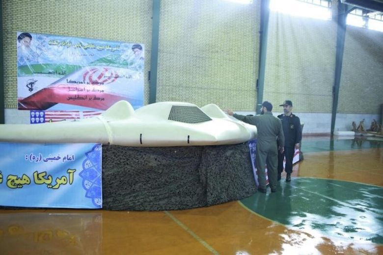 이란 혁명수비대 소속 대원이 2011년 12월 RQ-170 스텔스 무인정찰기를 가리키며 대화를 하고 있다. 세계일보 자료사진