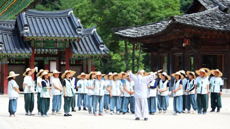 강원 인제군 백담사 일원에서 열린 템플스테이에서 참가자들이 경내를 둘러보고 있다. 인제군 제공