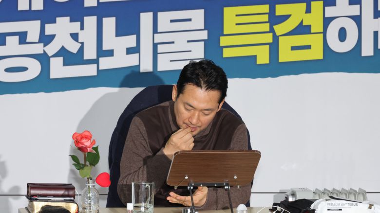 18일 서울 여의도 국회 로텐더홀에서 4일째 단식농성중인 국민의힘 장동혁 대표가 소금을 먹고 있다.