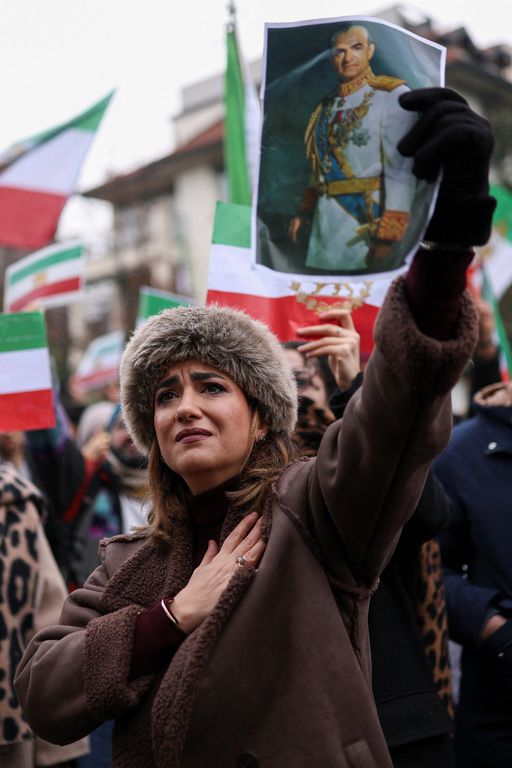 한 여성이 17일(현지시간) 이탈리아 밀라노에서 벌어진 이란 반정부 시위에서 레자 팔레비 전 왕세자의 사진을 들어 보이고 있다. 밀라노=로이터연합뉴스