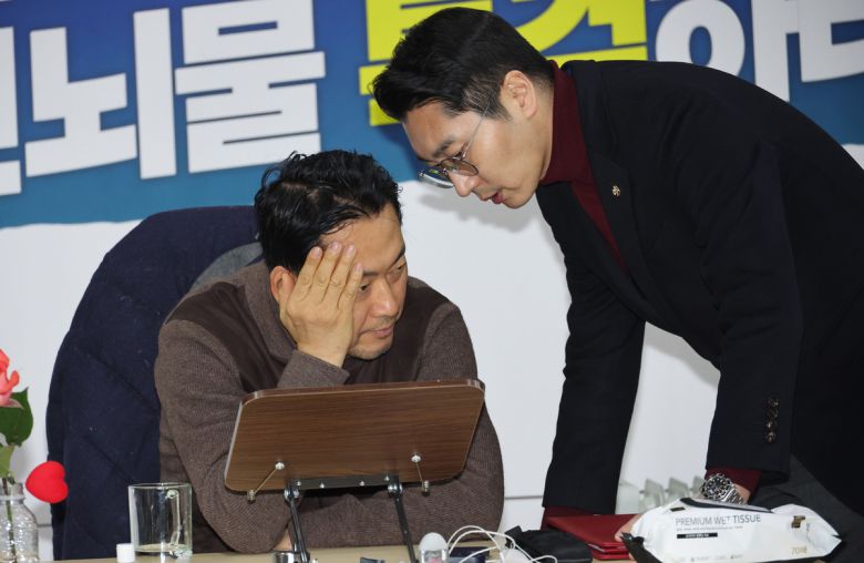 18일 서울 여의도 국회 로텐더홀에서 4일째 단식농성중인 국민의힘 장동혁 대표가 박준태 비서실장과 대화하고 있다.