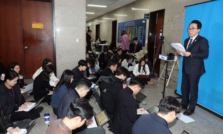 더불어민주당 박수현 수석 대변인이 19일 국회에서 당무위원회 결과에 관해 설명하고 있다. 연합뉴스