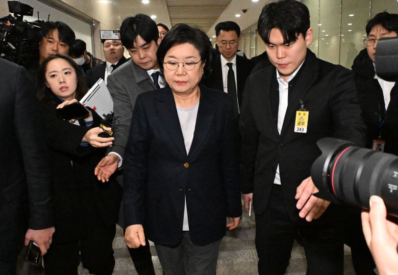 답답한 이혜훈 이혜훈 기획예산처 장관 후보자(가운데)가 19일 서울 여의도 국회에서 열린 인사청문회에 참석하기 위해 대기실로 향하고 있다. 이날 국회 재정경제기획위원회의 이 후보자 인사청문회에서 여야는 자료 제출을 놓고 공방을 벌이다 파행했다. 허정호 선임기자