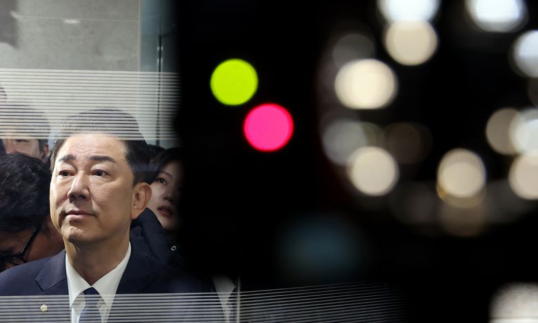 각종 의혹으로 당 윤리심판원으로부터 제명 결정 처분을 받은 더불어민주당 김병기 의원이 19일 국회 소통관에서 기자회견을 열고 "재심을 신청하지 않고 (당을) 떠나겠다"고 밝힌 뒤 엘리베이터를 타기 위해 기다리고 있다. 연합뉴스