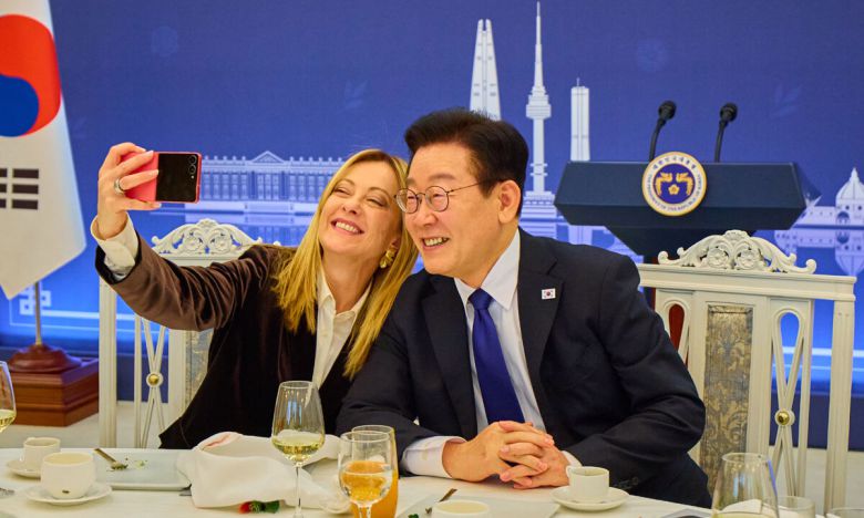 이재명 대통령과 조르자 멜로니 이탈리아 총리가 19일 청와대에서 열린 공식 오찬에서 스마트폰으로 기념촬영을 하고 있다. 이 대통령은 이날 오찬 중 멜로니 총리께 삼성 갤럭시 Z플립7 스마트폰을 선물했다. 청와대 제공