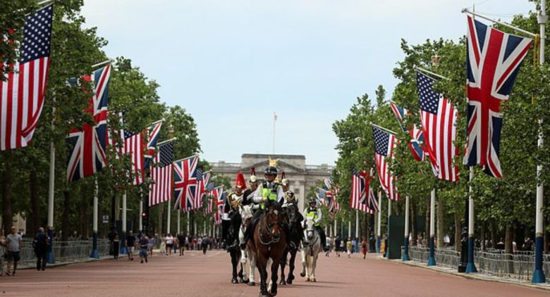 2025년 9월 도널드 트럼프 미국 대통령 부부의 영국 국빈 방문을 앞두고 런던 버킹엄궁 앞 도로변에 영국 국기 ‘유니언잭’과 미국 국기 ‘성조기’가 나란리 내걸려 있다. 로이터연합뉴스