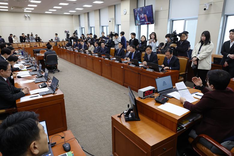 19일 서울 여의도 국회에서 열린 재정경제기획위원회 전체회의에서 임이자 위원장과 더불어민주당 여당 의원들이 청문회 개회를 두고 설전을 벌이고 있다. 연합뉴스