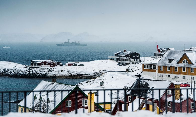 18일(현지시간) 그린란드 누크 앞바다에서 덴마크 해군 소속 호위함 HDMS 베데렌이 항해하고 있다. AP연합뉴스