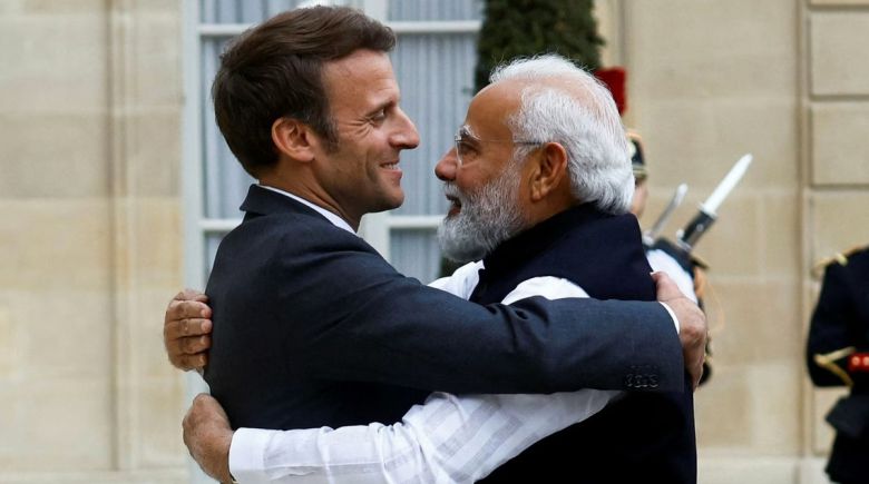 2022년 프랑스를 방문한 나렌드라 모디 인도 총리(오른쪽)가 에마뉘엘 마크롱 프랑스 대통령과 포옹하고 있다. 로이터연합뉴스