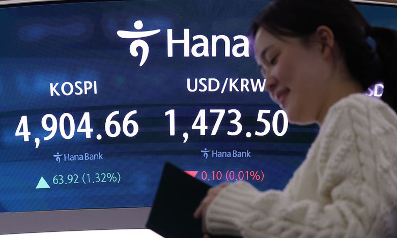 19일 서울 중구 하나은행 딜링룸에서 딜러가 업무를 보고 있다. 연합뉴스