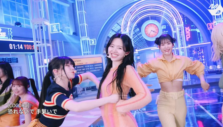 M.net M Countdown(엠카운트 다운)에서 'Click' 무대를 펼치는 가토 고코로(가운데). 유튜브 'M2' 캡처