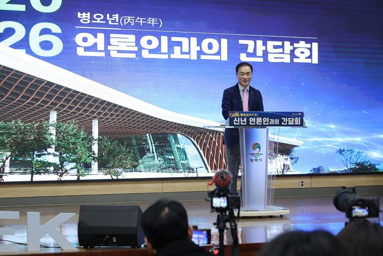 정장선 평택시장이 19일 평택시청에서 열린 신년 간담회에서 인사말을 하고 있다. 평택시 제공