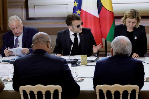 에마뉘엘 마크롱 프랑스 대통령(가운데)이 19일(현지시간) 엘리제궁에서 정례 국무회의를 주재하고 있다. 눈병에 걸린 마크롱 대통령이 색안경을 착용한 모습이 눈길을 끈다. 로이터연합뉴스