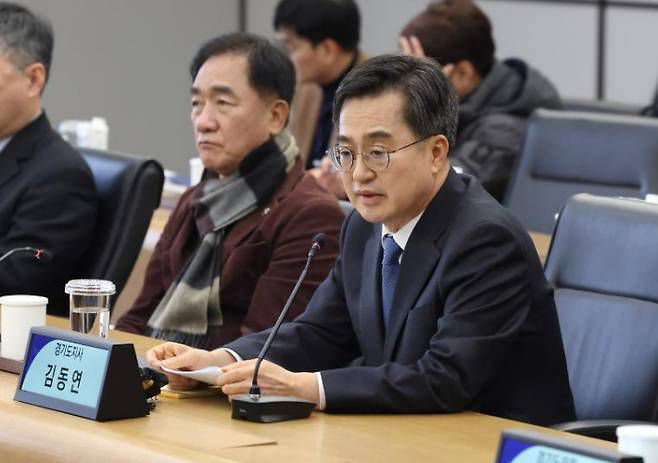 반도체 분야 간담회에 참석한 정장선 평택시장(왼쪽)과 김동연 경기지사. 경기도 제공