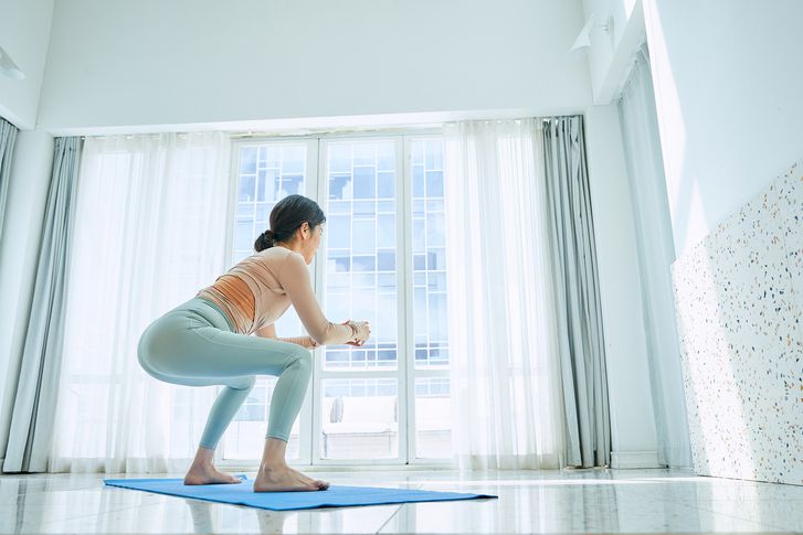 스쿼트는 하체 근육을 키우는 데 좋은 운동으로 집에서도 쉽게 할 수 있다. 게티이미지뱅크 제공