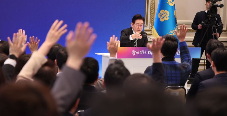 이재명 대통령이 21일 오전 청와대 영빈관에서 2026 신년 기자회견 '함께 이루는 대전환, 모두 누리는 대도약'에서 취재진의 질문을 받고 있다. 청와대사진기자단