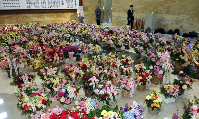 통일교·공천헌금 '쌍특검' 수용을 요구하며 국민의힘 장동혁 대표가 단식 중인 가운데 21일 국회 로텐더홀에 응원 꽃바구니가 놓여있다.