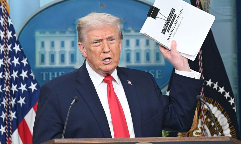 자화자찬하는 트럼프 도널드 트럼프 미국 대통령이 20일(현지시간) 미국 워싱턴 백악관에서 열린 취임 1주년 기자회견에서 ‘업적(accomplishments)’이라고 적힌 두꺼운 종이 뭉치를 들고 자신의 성과에 대해 발언하고 있다. 트럼프 대통령은 “일주일 동안 읽어도 다 읽지 못할 것”이라고 말했다. 워싱턴=AFP연합뉴스