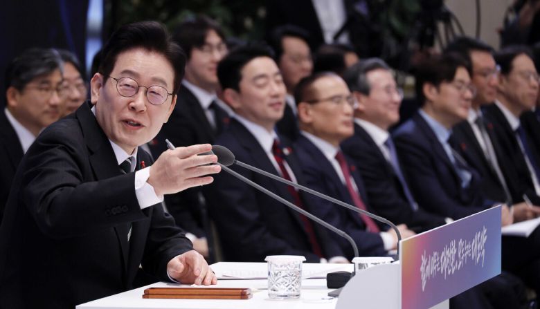 이재명 대통령이 21일 청와대 영빈관에서 열린 2026 신년기자회견에서 발언하고 있다. 청와대사진기자단